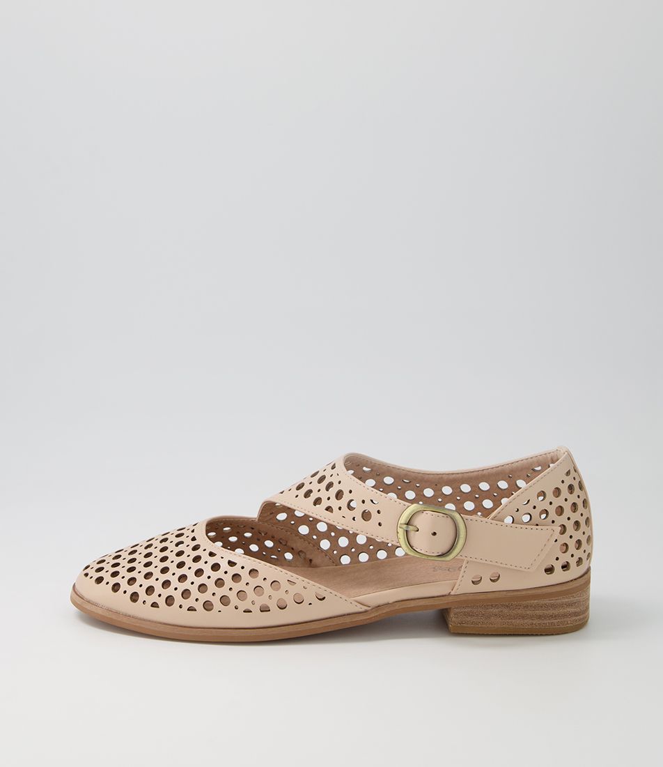Qixen Nude Flat Shoes