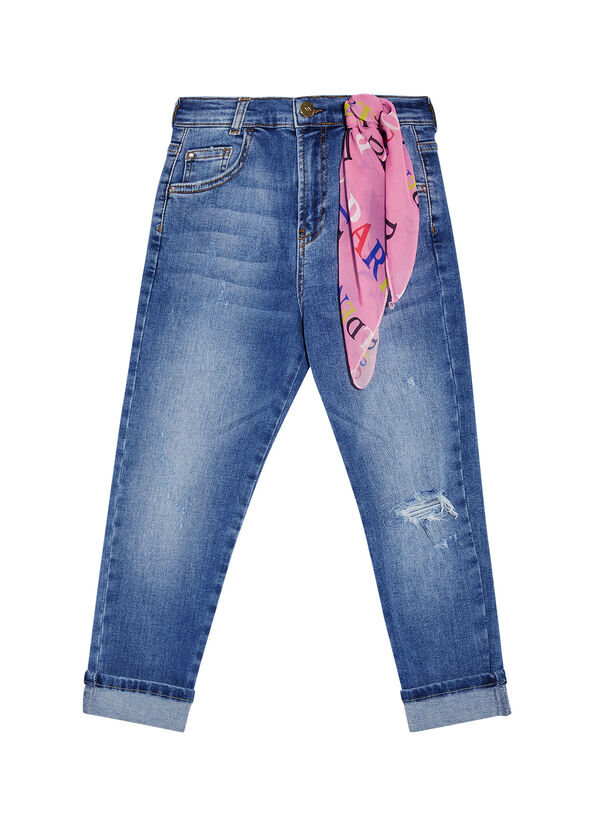 Jeans mom fit con foulard