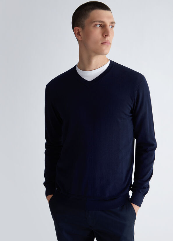 Maglia blu con scollo a V