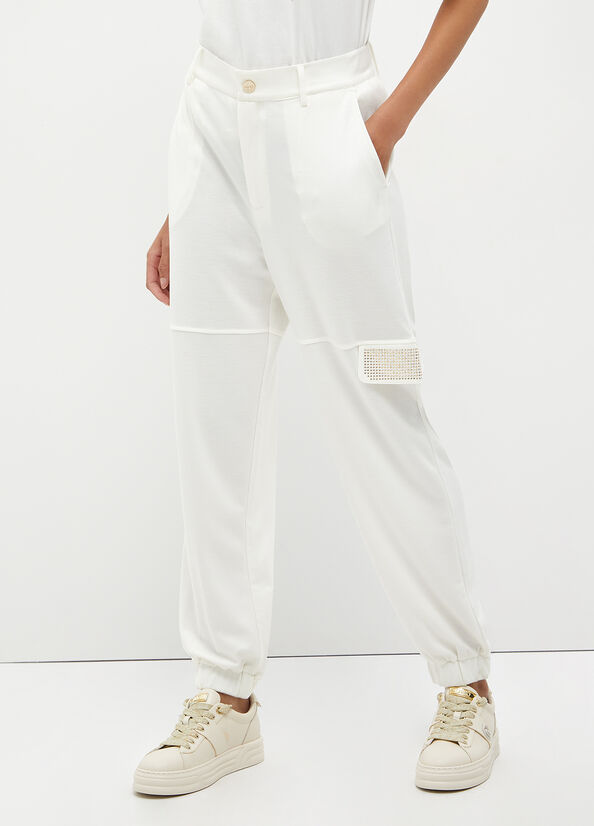 Pantaloni cargo con borchie