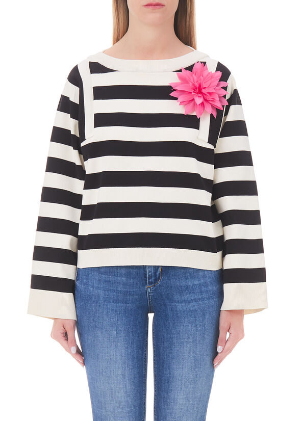 Maglia a righe con spilla