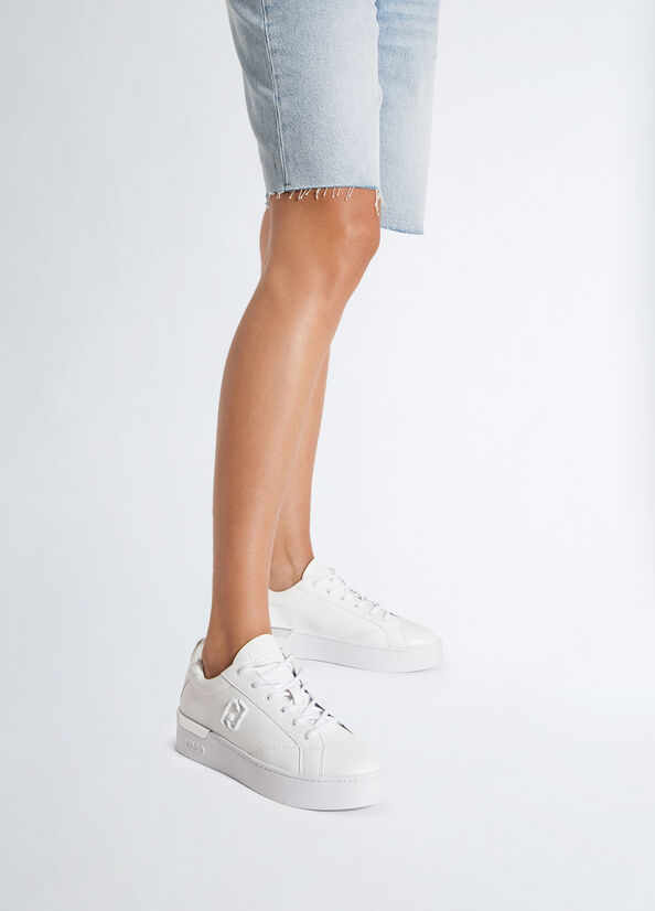 Sneakers bianche con logo