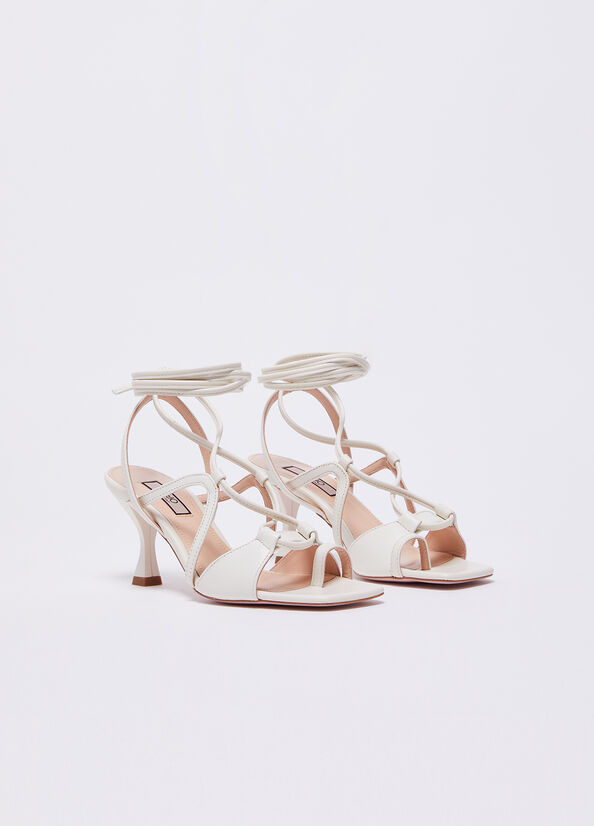 Sandali stringati con tacco basso