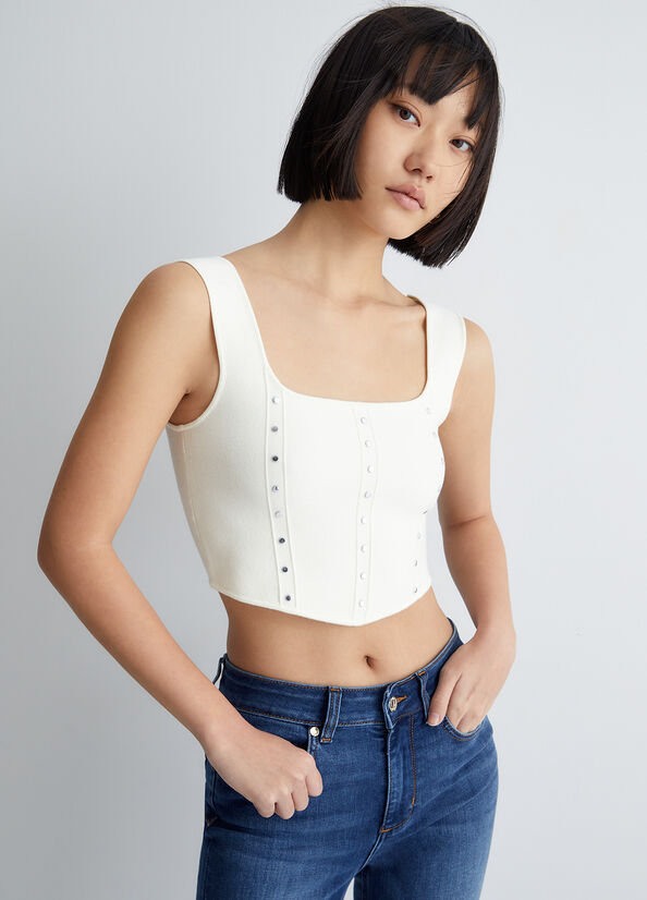 Top bianco in maglia con borchie