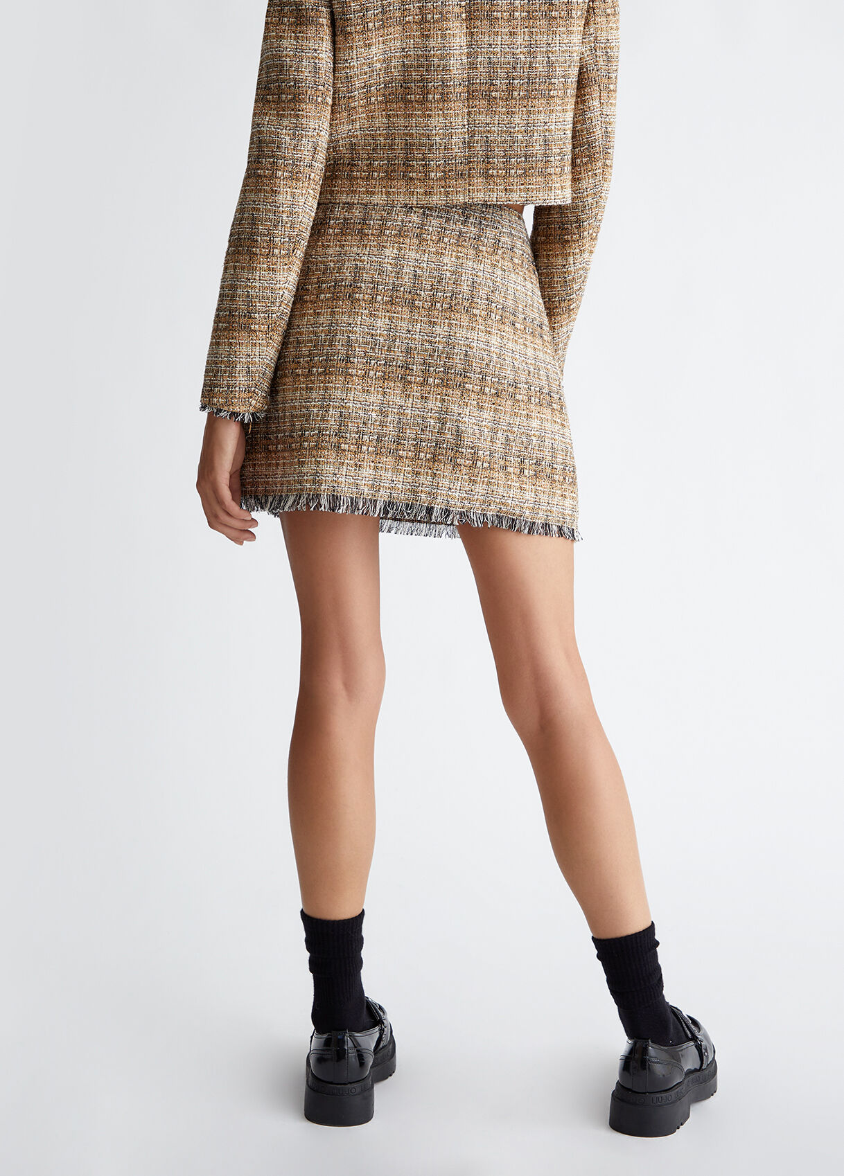 Short tweed skirt