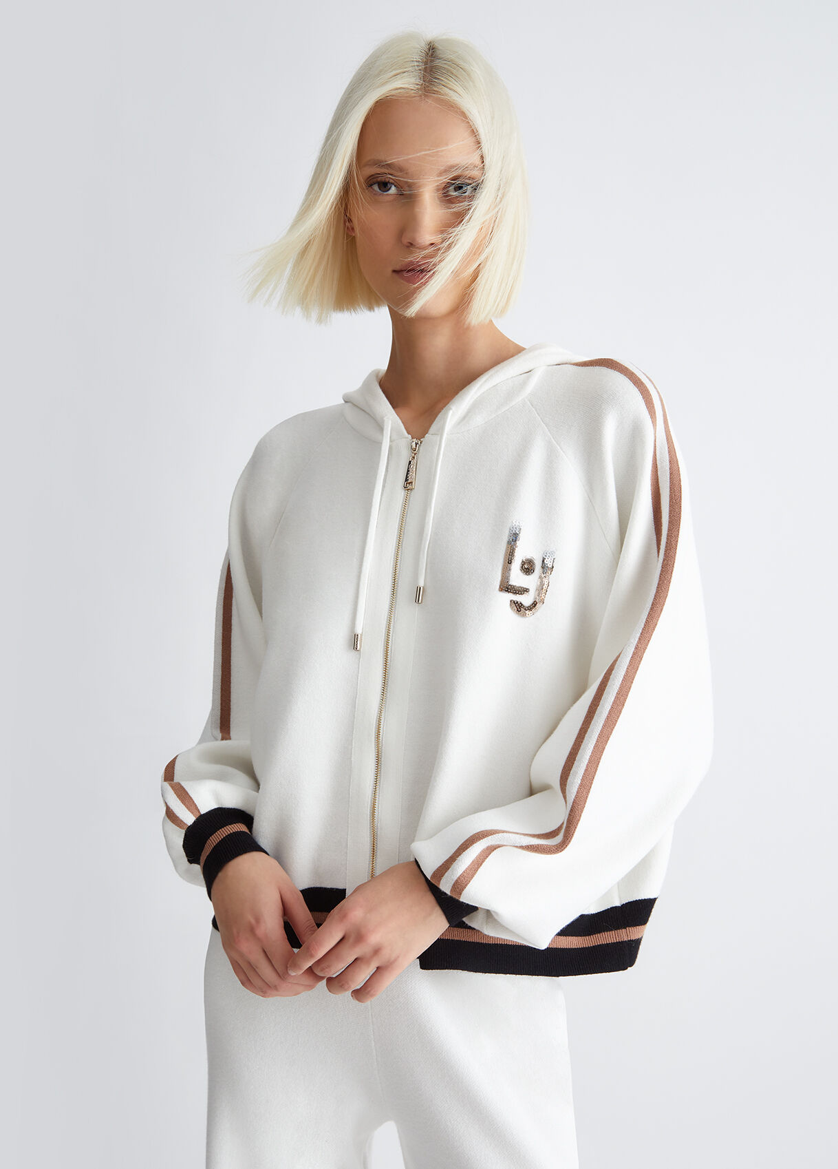 Sweatshirt with hood and zip