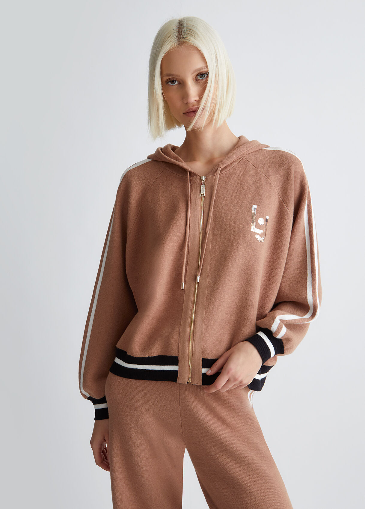 Sweatshirt with hood and zip