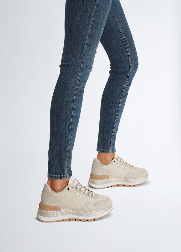 Sneakers in shiny suede