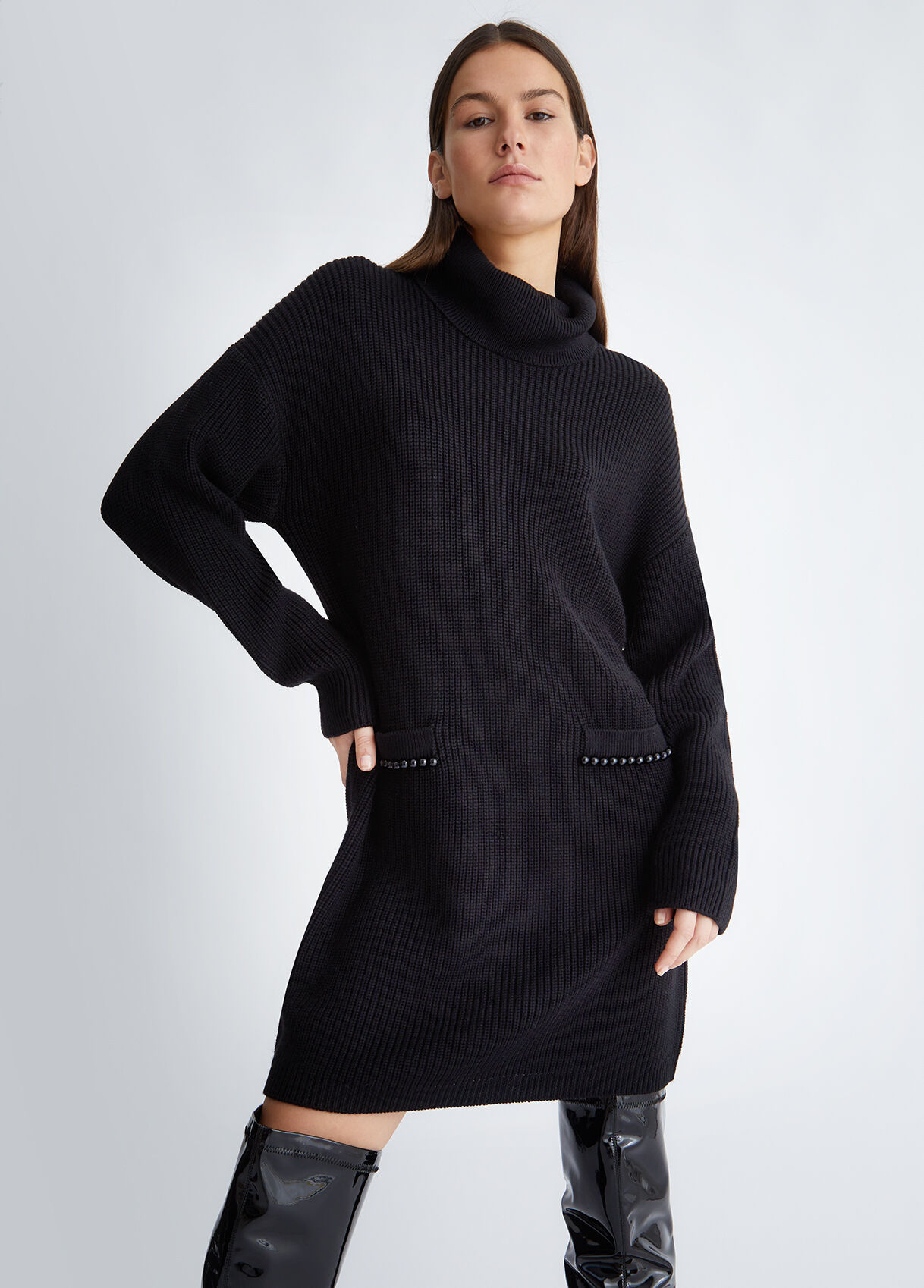 Knitted dress with pearls