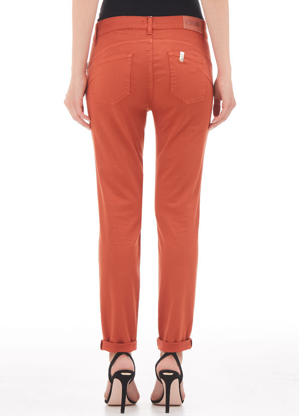 Pantalone skinny con spilla gioiello