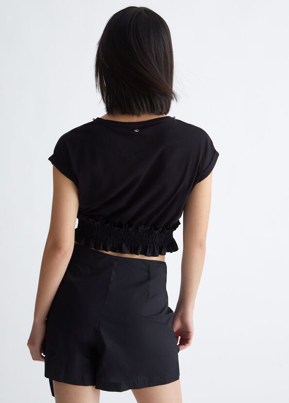T-shirt nera con applicazioni gioiello