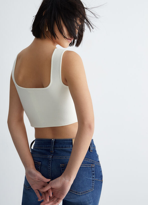 Top bianco in maglia con borchie