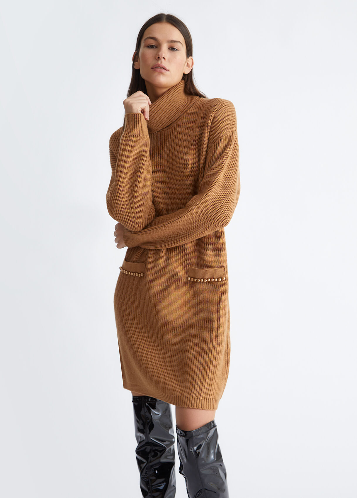 Knitted dress with pearls