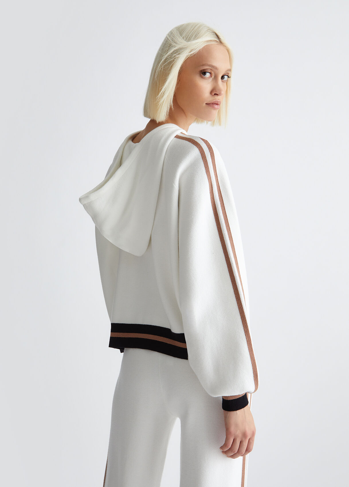 Sweatshirt with hood and zip