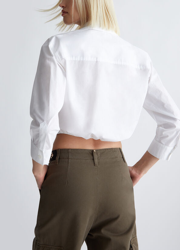Camicia bianca con nodo