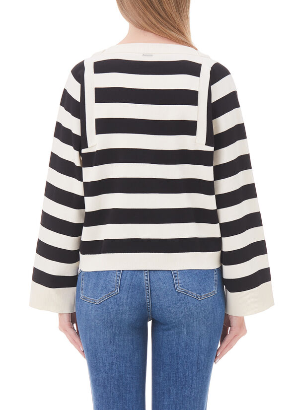 Maglia a righe con spilla