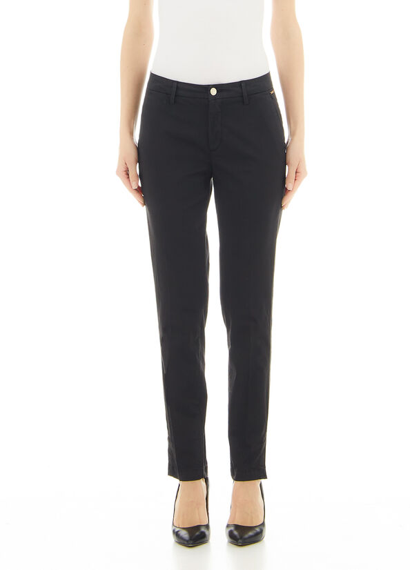 Pantalone chino con dettagli gioiello