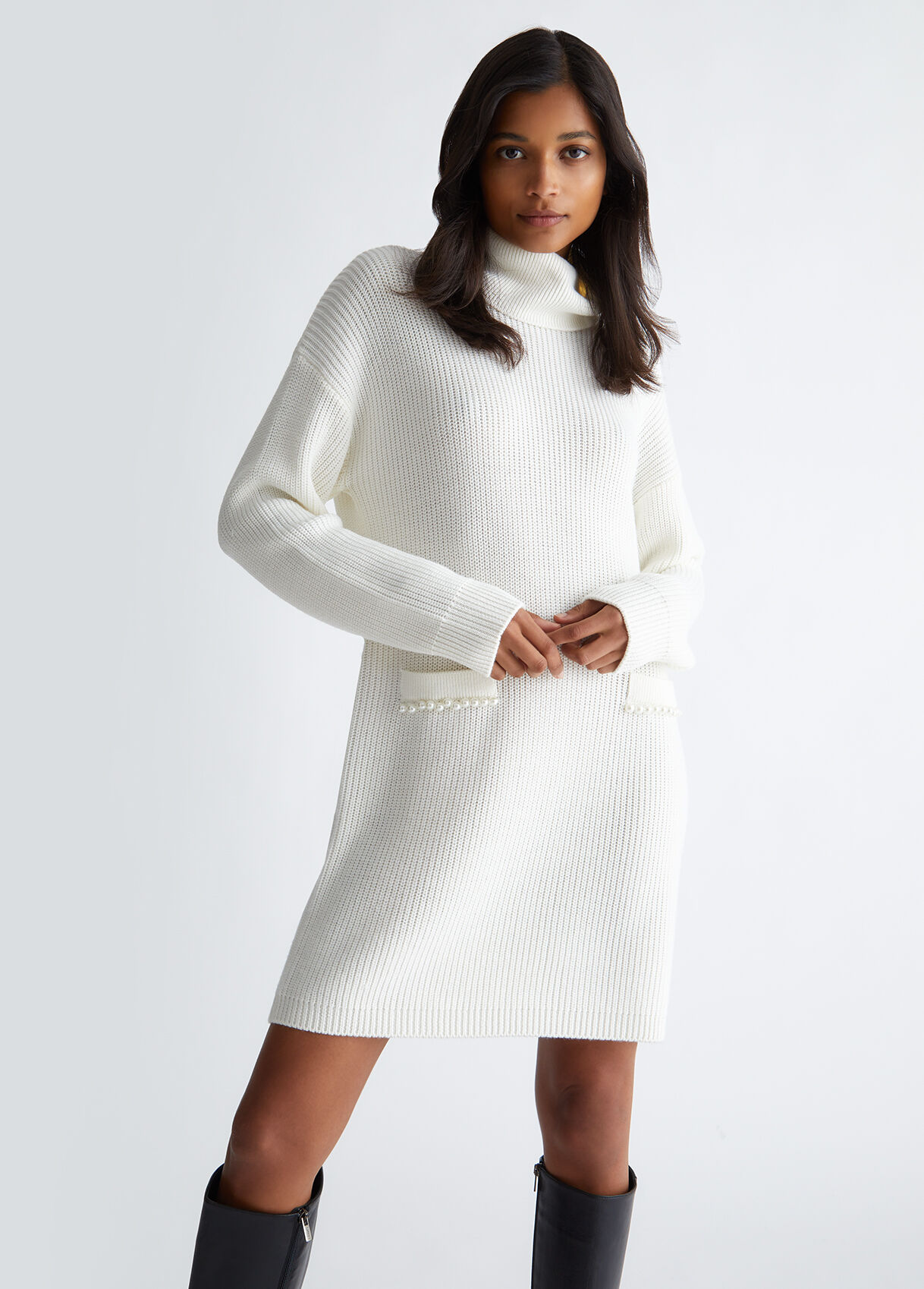 Knitted dress with pearls