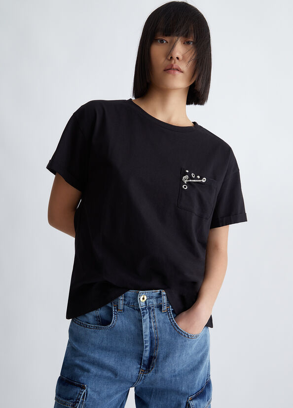 T-shirt con borchie e spilla