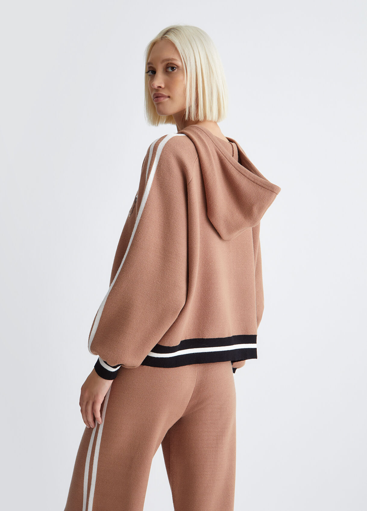 Sweatshirt with hood and zip