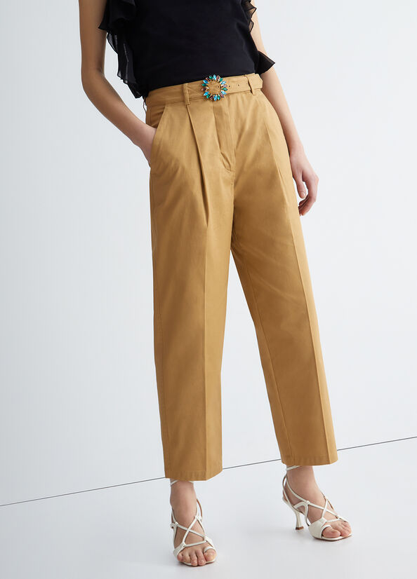 Pantaloni in gabardina con fibbia
