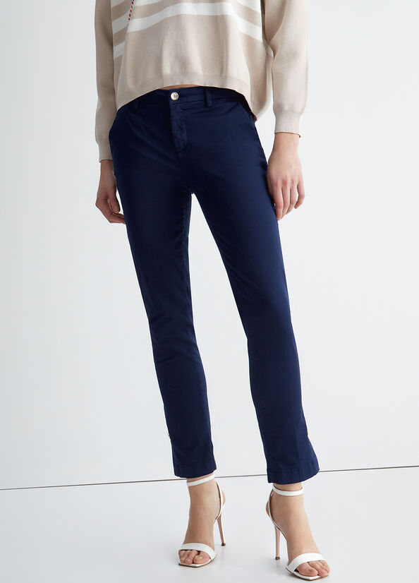 Pantaloni chino in raso