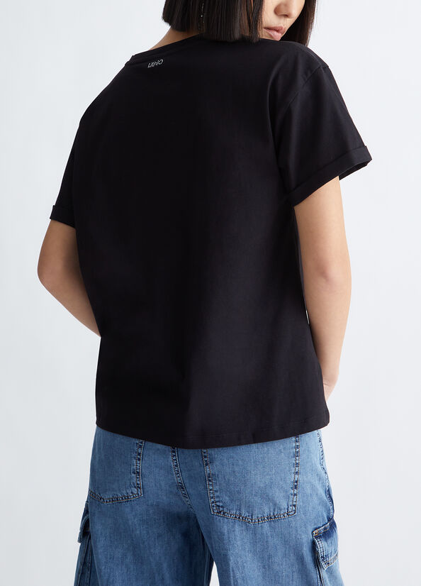 T-shirt con borchie e spilla