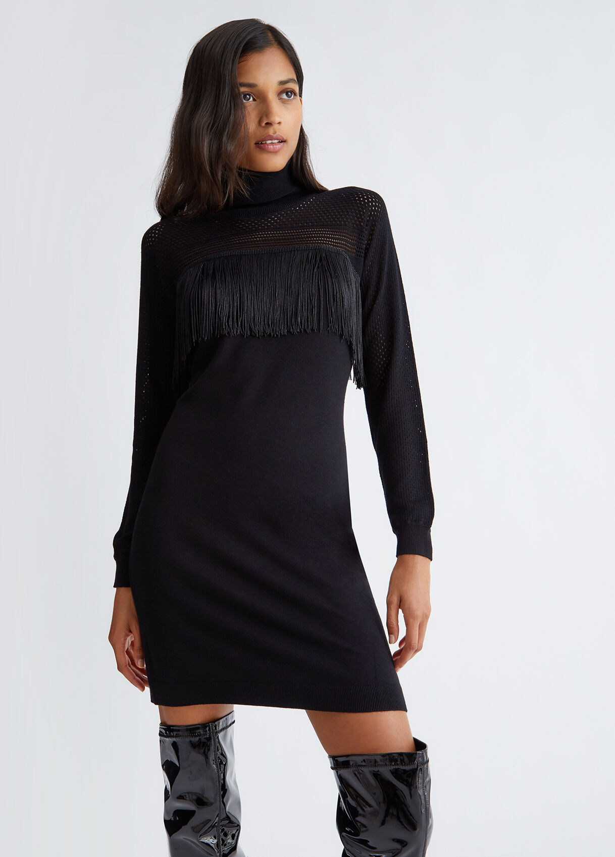 Knitted dress with fringes