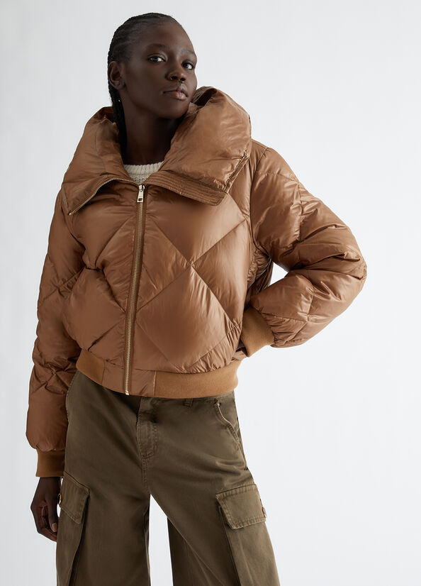 Short black down jacket with zip