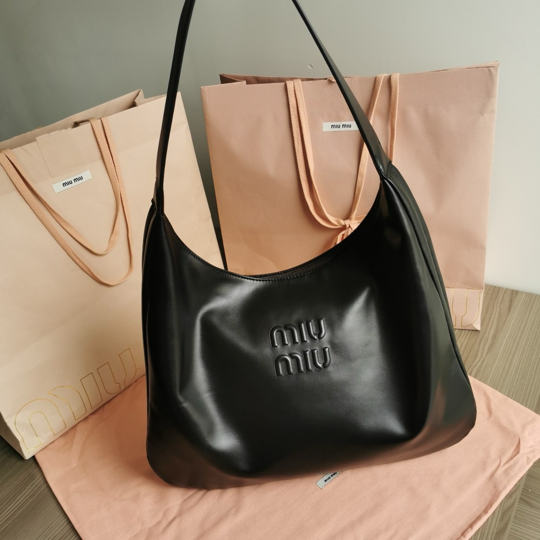 miumiu-hobo-42cm