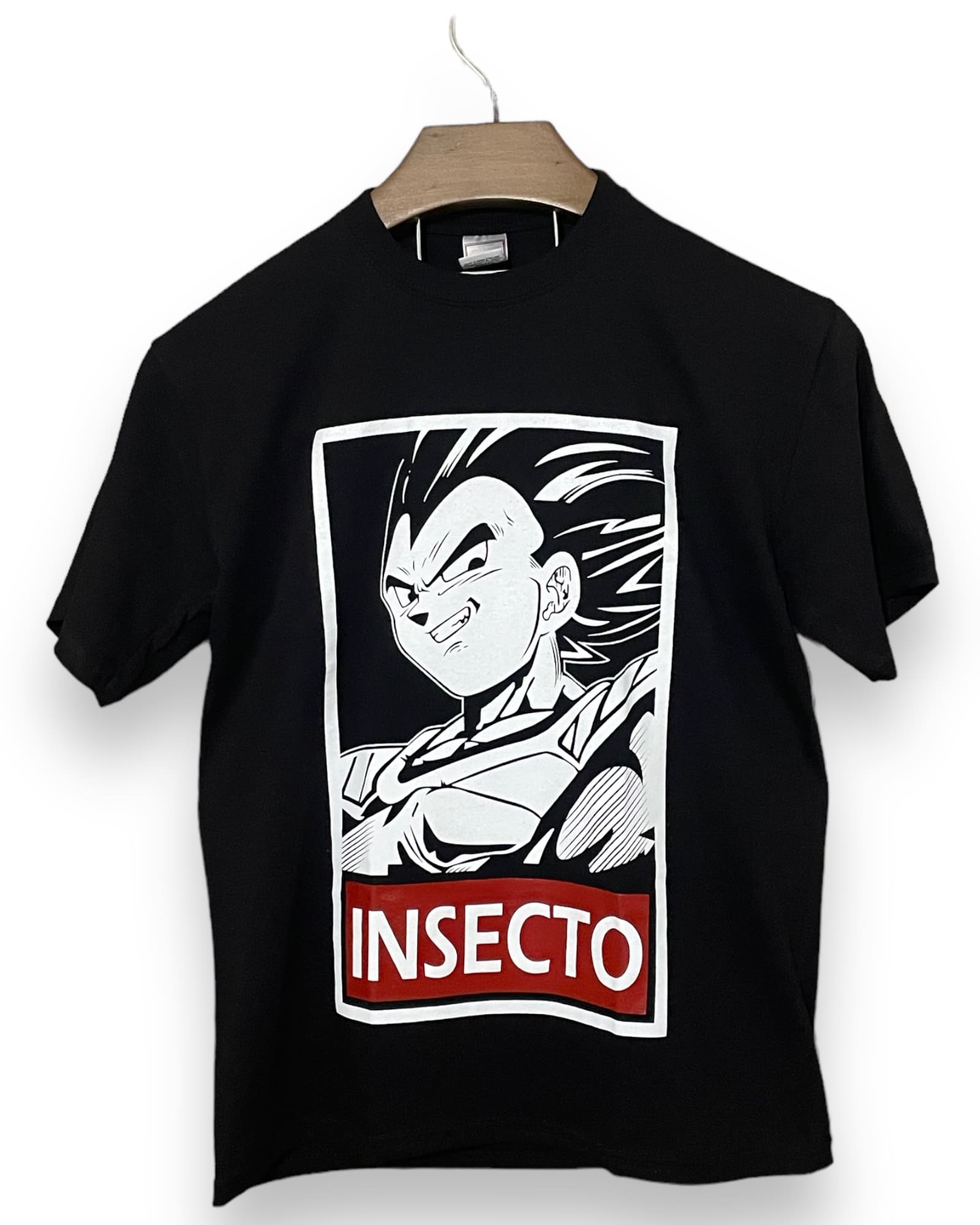 Camiseta Hombre Dragon Ball Vegeta con Armadura Negra