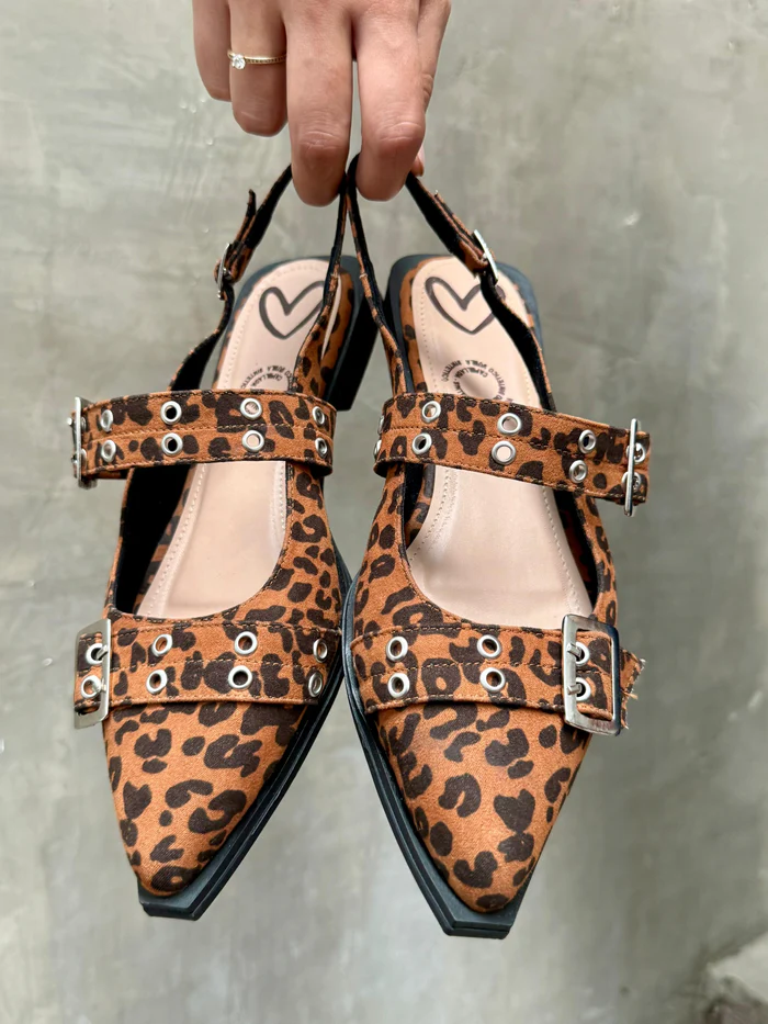 Mulas femininas com estampa hebilla